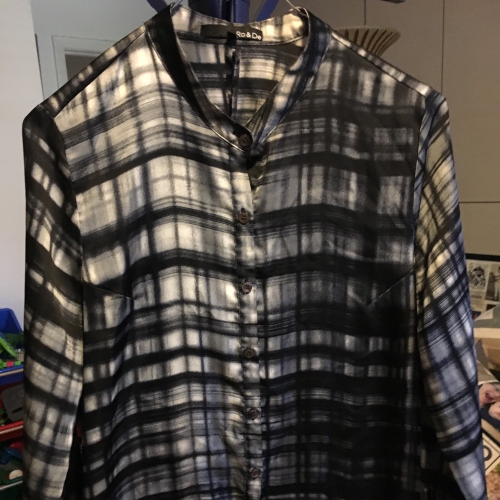 M blouse open slit in back